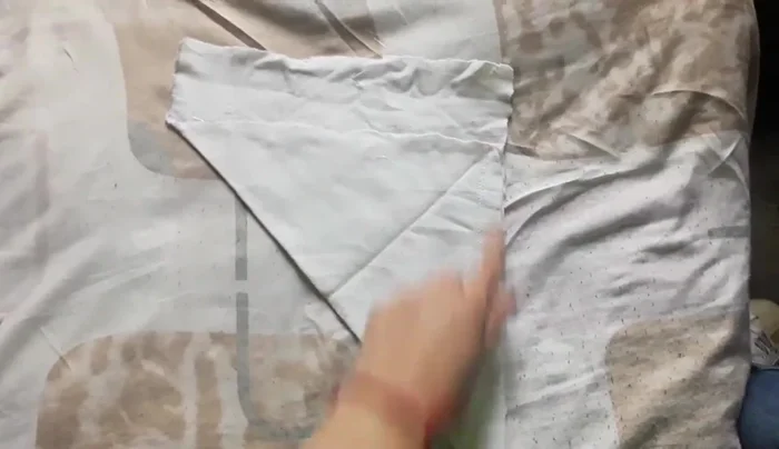 Pegar el sobrante de tela.