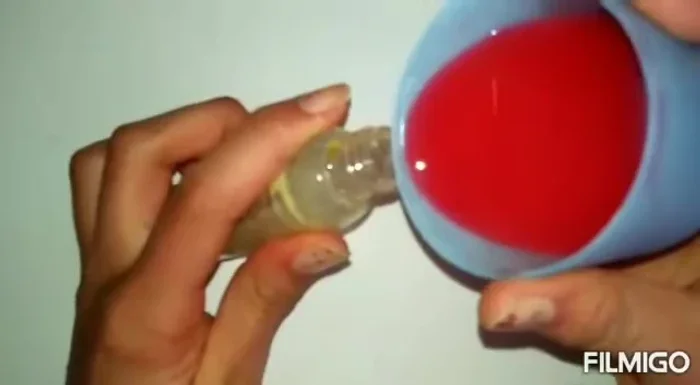 Aplicar la pintura: Utilizando una botella con sistema de aspersión, rociar la mezcla de pintura sobre la tela enrollada.