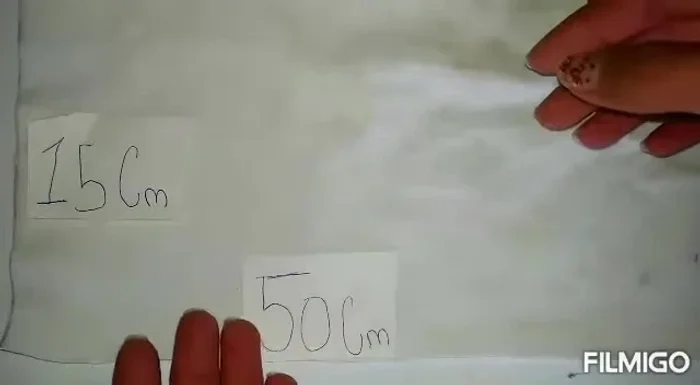 Cortar la tela: Cortar un rectángulo de tela blanca de las medidas obtenidas (ej: 50cm x 15cm).