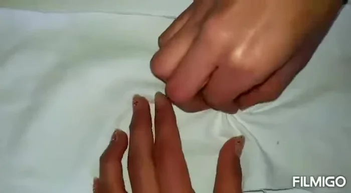 Crear la forma espiral: Empezar desde el centro de la tela y enrollarla en espiral, asegurándola con bandas elásticas.