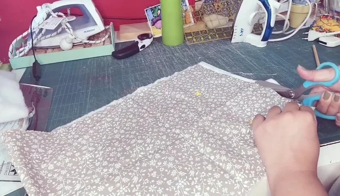 Cortar las telas siguiendo los moldes.