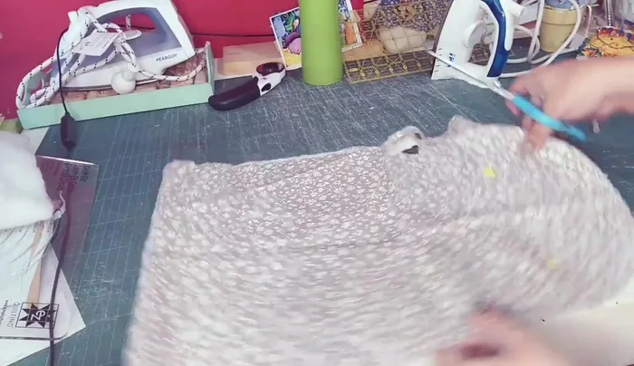 Probar el collar en el gato para ajustar el tamaño del círculo interior si es necesario.