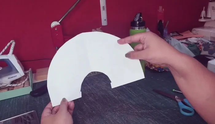 Elegir la tela. Se recomienda tela impermeable, pero se puede usar algodón.