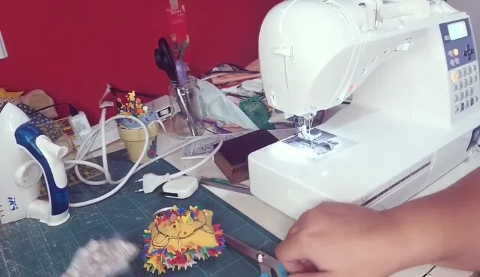 Hacer un dobladillo en el semicírculo interior y exterior.