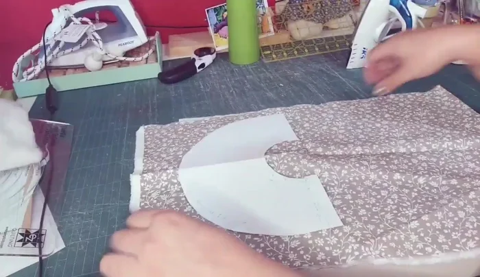 Elegir la tela. Se recomienda tela impermeable, pero se puede usar algodón.