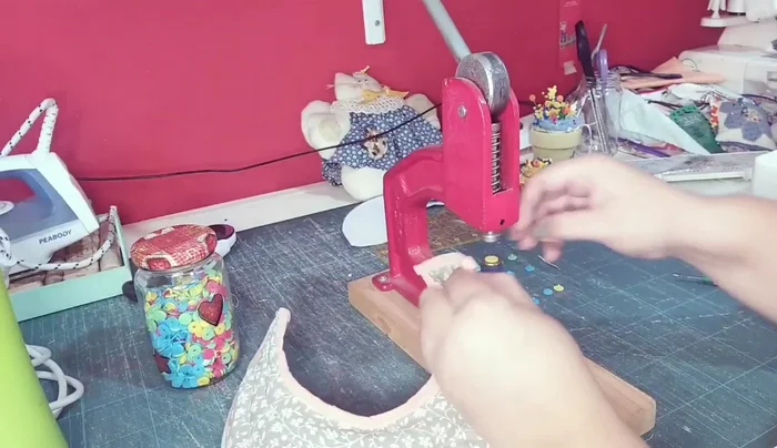 Colocar los broches/snaps para cerrar el collar.