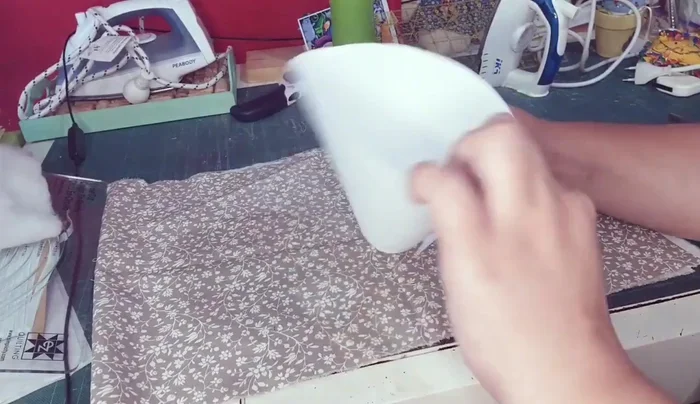 Cortar las telas siguiendo los moldes.