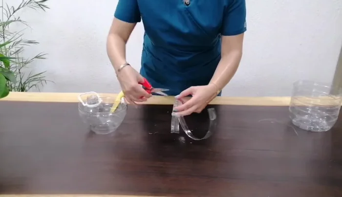 Crear los ojales: Recortar una tira larga del envase restante y hacer tiras pequeñas que servirán de ojales para asegurar el collar. Pegar o usar grapas para sujetar los ojales al collar.