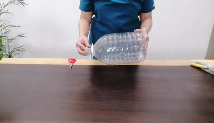 Crear los ojales: Recortar una tira larga del envase restante y hacer tiras pequeñas que servirán de ojales para asegurar el collar. Pegar o usar grapas para sujetar los ojales al collar.