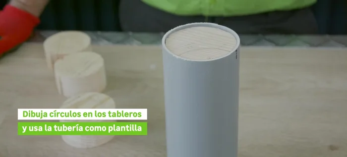 Preparar los círculos para los tubos. Cortar cuatro círculos de 4cm de diámetro con la sierra de calar para encajar los extremos de las tuberías.