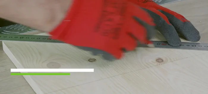 Marcar y cortar el agujero para el tubo en la tabla intermedia. Usar la tabla base como plantilla para marcar el círculo y el agujero en la tabla intermedia.