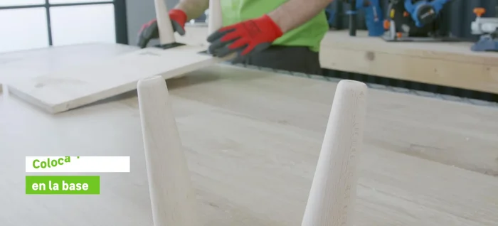 Instalar las patas. Atornillar las cuatro patas inclinadas a la base.