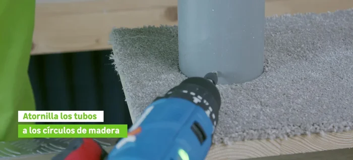 Preparar los tubos rascadores. Taladrar tres agujeros equidistantes en los tubos y cubrirlos con cuerda de sisal usando cola blanca.