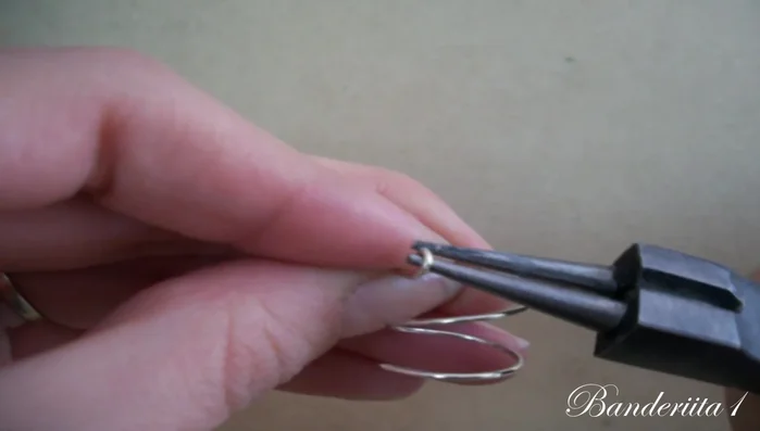 Crea pequeños círculos en ambos extremos del alambre utilizando las pinzas.