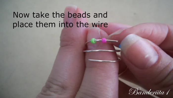Enhebra las cuentas de colores en el alambre.