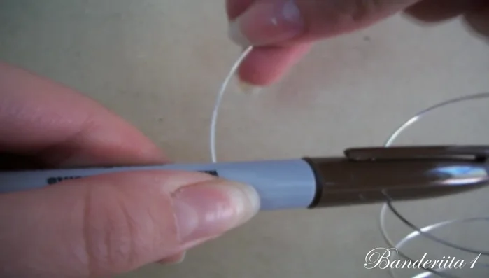 Enrolla el alambre alrededor de un objeto redondo (marcador o plumón) para darle la forma del anillo. El número de vueltas dependerá del ancho deseado.