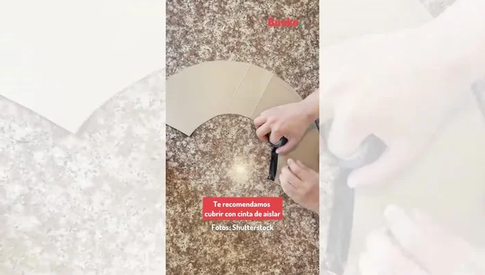 Cubrir con cinta de aislar la parte del cartón que estará en contacto con el cuello de la mascota.