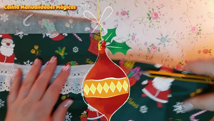 Primer modelo: Usar una pieza de encaje bordado (o tela similar) del doble de la medida del cuello. Cortar a un ancho de 6-8 cm (10 cm máximo). Coser el encaje al borde de la tela.