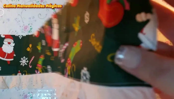 Coser los bordes de la tela, dejando espacio para los lazos. Hacer un pespunte de refuerzo. Recortar los sobrantes.