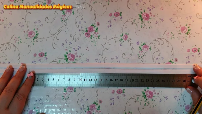 Marcar la medida de la cinta para el cuello (20 cm de sobrante + medida del cuello + 20 cm de sobrante). Marcar el centro (mitad de la medida del cuello).