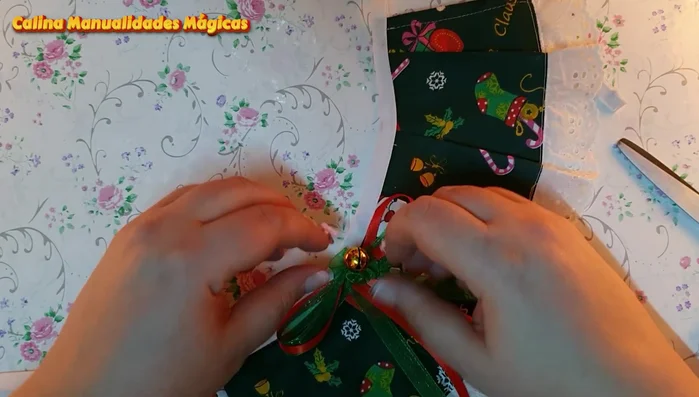 Añadir adornos (lazos, cascabeles, etc.). Planchar la pieza.