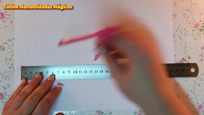 Segundo modelo: Marcar en un papel la medida del cuello (28cm), la mitad (14cm) y la mitad de la mitad (7cm). Hacer un patrón curvo con un ancho de 5-6cm.