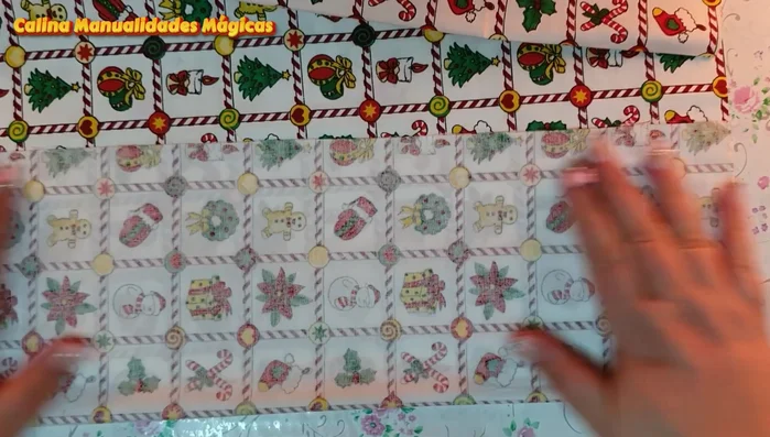 Doblar la tela en cuatro y colocar el patrón. Recortar la tela siguiendo el patrón. Unir las dos piezas resultantes por el medio.