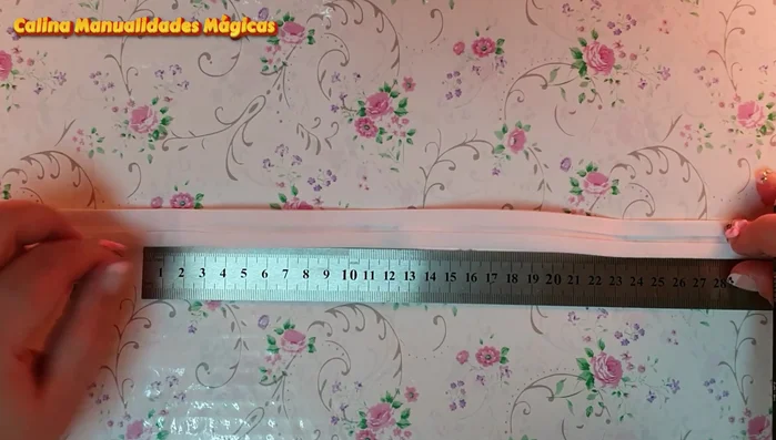 Añadir adornos y ajustar el collar al cuello de la mascota.