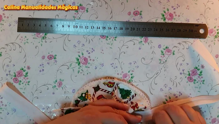 Añadir adornos y ajustar el collar al cuello de la mascota.