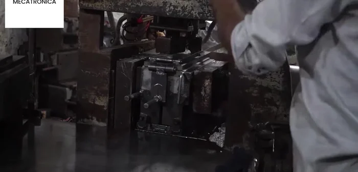 Retirada manual de partes sobrantes de la suela.