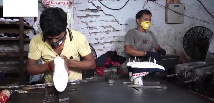 Retirada manual de partes sobrantes de la suela.