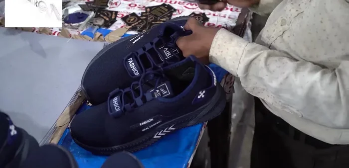 Embalaje de los zapatos en caja.