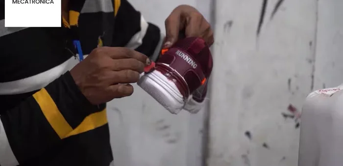 Embalaje de los zapatos en caja.