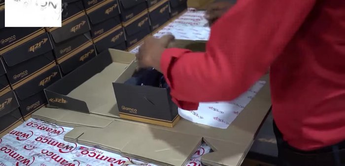 Embalaje de los zapatos en caja.