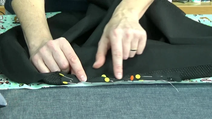 Coser la cremallera: Realiza una puntada con la máquina de coser para unir la cremallera a la tela.