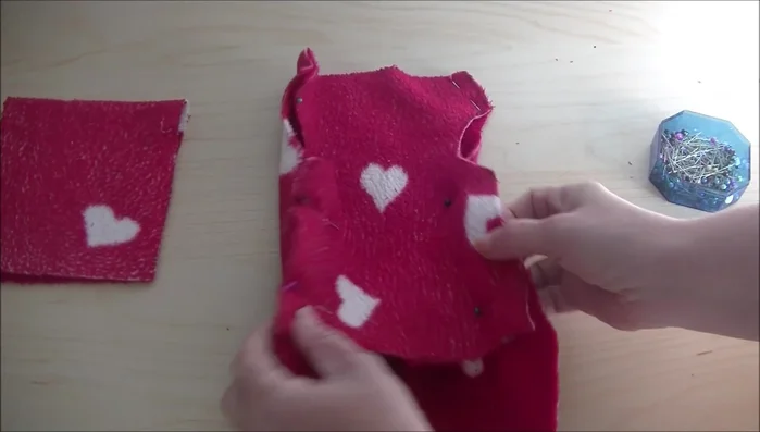 Cose los laterales con una puntada en zigzag.