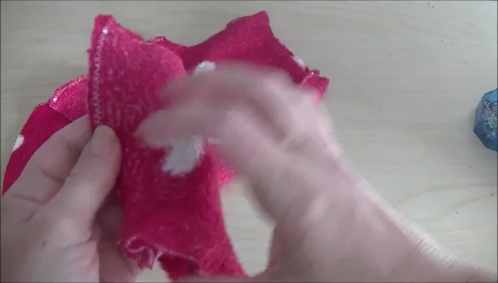 Dobla por el revés la pieza del cuello y cósela al cuerpo.