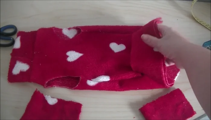 Para rematar mangas y el bajo, corta tiras de 6 centímetros de ancho por el diámetro de la parte en cuestión. El procedimiento es el mismo que el del cuello.