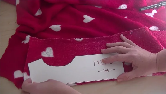 Cose los laterales con una puntada en zigzag.