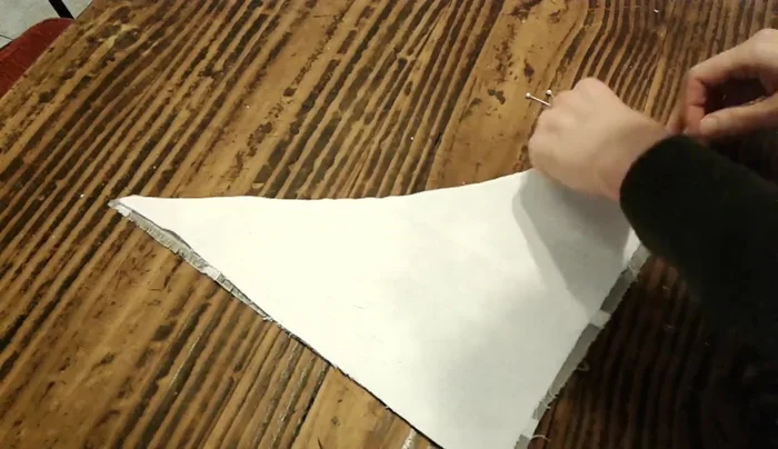 Coser las piezas: Sujetar los bordes con alfileres, dejando uno abierto para dar vuelta. Coser alrededor, dejando el borde abierto para dar vuelta a la pieza.