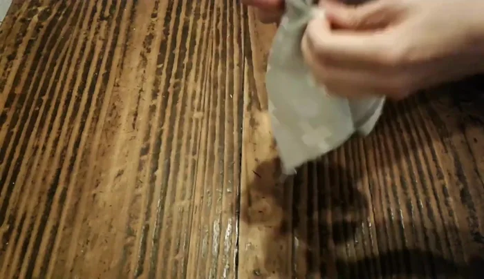 Dar vuelta y planchar: Dar vuelta la pieza por el borde abierto, utilizando una herramienta puntiaguda si es necesario, para sacar las esquinas.