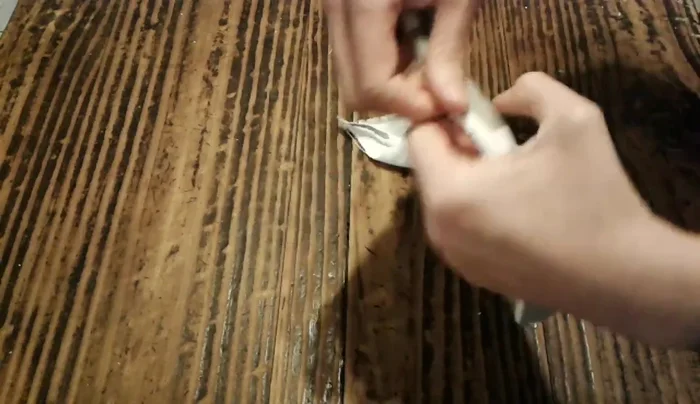 Cerrar y coser el borde abierto: Cerrar el borde abierto por el medio. Coser el borde para asegurar el acabado.