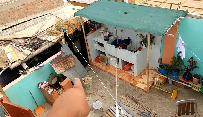 Se crea una puerta de entrada para las gallinas.