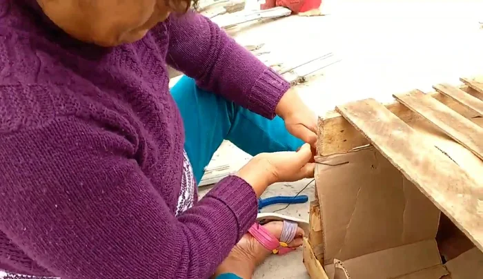 Se construye el techo utilizando cartón y se asegura con alambre o clavos.