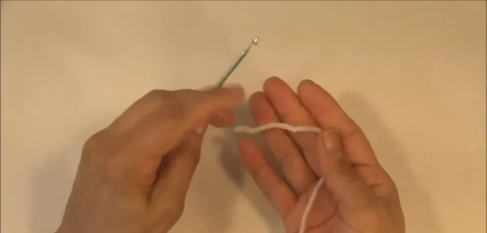 Completar la suela: Tejer seis vueltas en total, sin aumentos adicionales a partir de la cuarta vuelta. Cerrar con un punto deslizado.