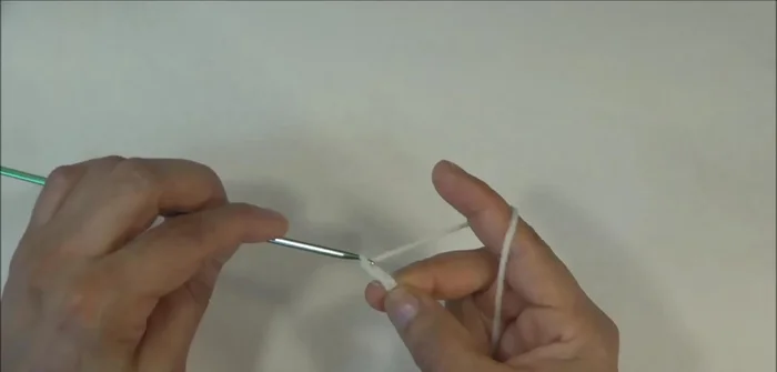 Completar la suela: Tejer seis vueltas en total, sin aumentos adicionales a partir de la cuarta vuelta. Cerrar con un punto deslizado.