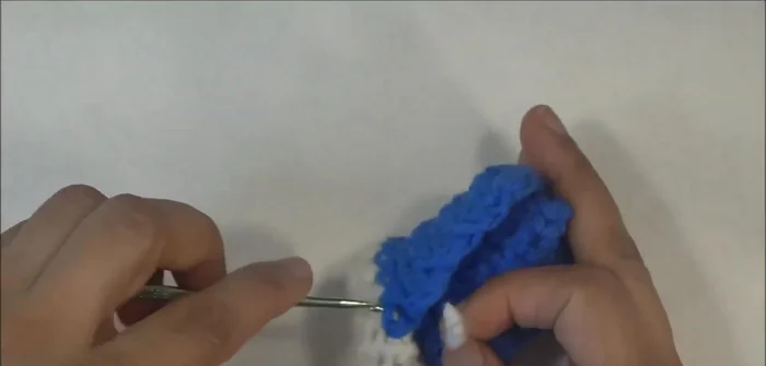 Colocar las agujetas: Pasar las agujetas a través de los orificios del zapatito. Hacer un nudo sencillo en una de las agujetas para sujetar.