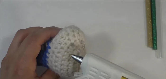 Añadir silicón: Aplicar silicón caliente en la suela para que el zapatito no se resbale.