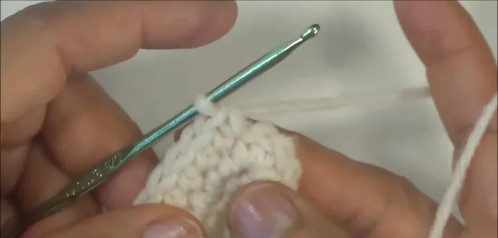 Completar la suela: Tejer seis vueltas en total, sin aumentos adicionales a partir de la cuarta vuelta. Cerrar con un punto deslizado.