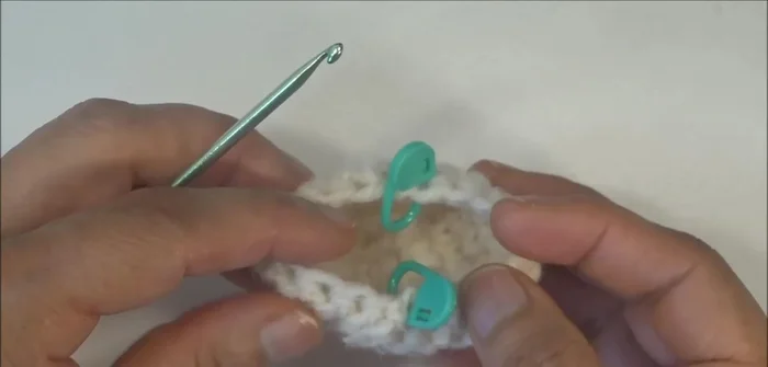 Tejer la parte superior (frente): Con hilo de color, tejer la parte superior del zapatito, comenzando en la parte delantera (donde se hicieron los aumentos). Seguir el patrón de tejido, hasta alcanzar la marca preestablecida.